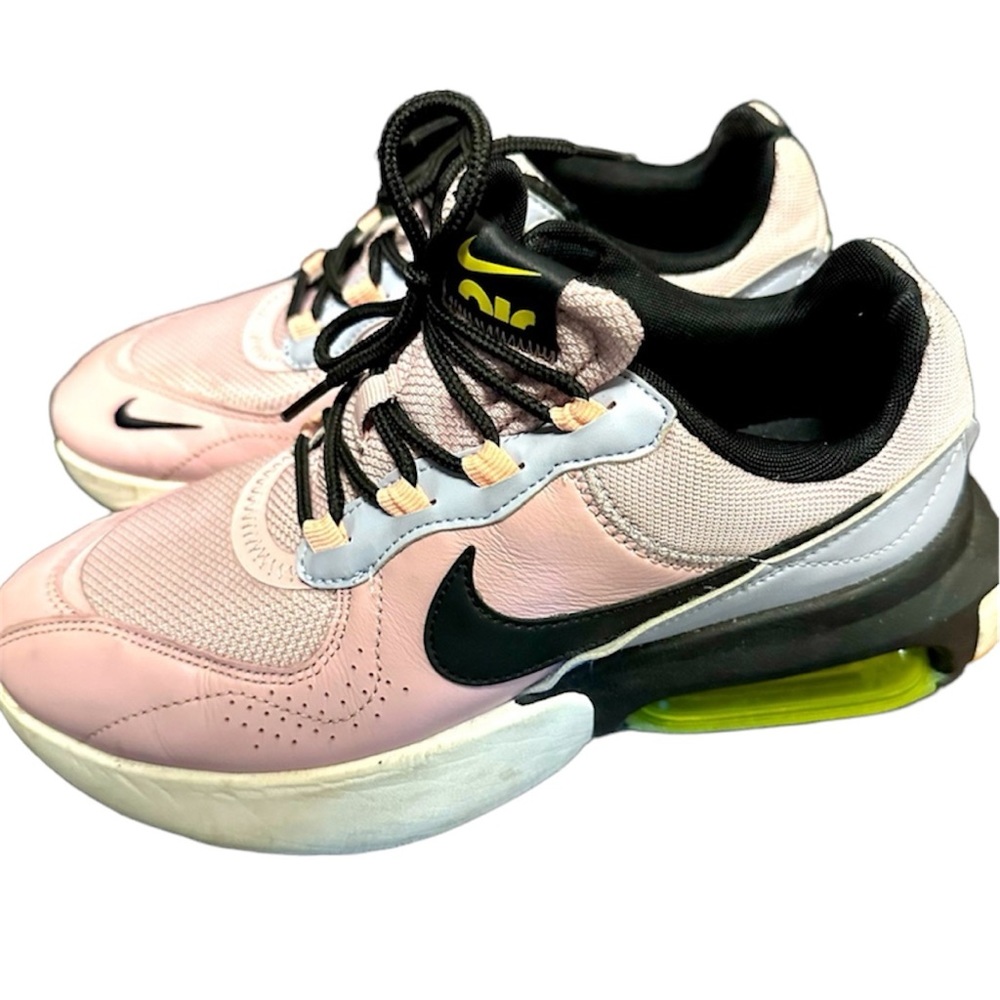 Women’s Nike shoes (like new)